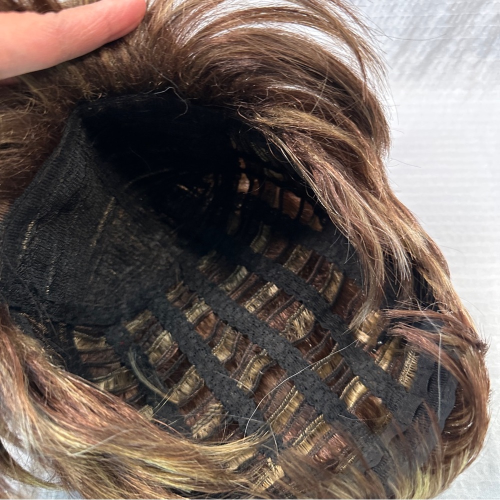 Stunning Layered Pixie/Bob Wig – Brown with Golden Blonde Highlights - Picture 4 of 4